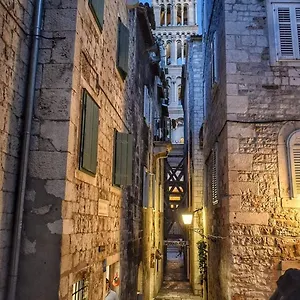 Largo In The Heart Of Diocletian Palace Apartment